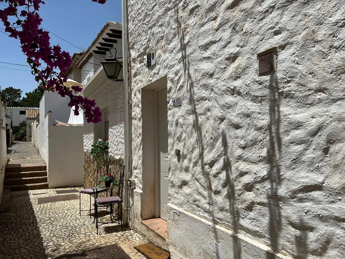 Lovely 4-Bed Cottage In Las Chapas Marbella Vakantiehuis